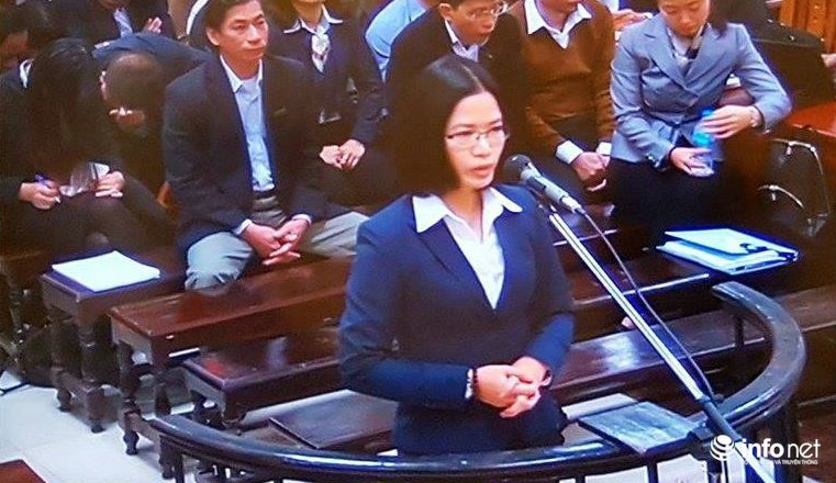 Theo cáo trạng, từ ngày 7/7/2009, bị cáo Nga giữ chức vụ kế toán trưởng. Nga được tín nhiệm giữ chức vụ trưởng ban kế toán và đảm nhận trọng trách Trưởng ban tài chính kế hoạch từ tháng 8/2012. Theo chỉ đạo của Lê Thị Thu Thủy - Phó TGĐ OceanBank, Nga đã chỉ đạo ban kế toán hạch toán chuyển tiền chi lãi ngoài căn cứ theo bảng kê danh sách do khối nguồn vốn, khối bán lẻ ký duyệt, gửi cho ban kế toán. Ban của Nga đã hạch toán chuyển hơn 175 tỷ đồng để chi lãi ngoài huy động vốn cho các khách hàng phát sinh gửi tiền tại các chi nhánh, phòng giao dịch. Ảnh: Infonet.