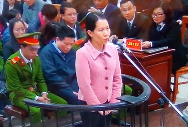 Bị cáo Nguyễn Minh Thu bị triệu ra trước vành móng ngựa ngay từ phiên tòa sơ thẩm đại án Oceanbank đầu tiên vào ngày 27/2. Bị cáo bị truy tố hai tội danh “Lợi dụng chức vụ quyền hạn trong khi thi hành công vụ” và “Cố ý làm trái quy định của Nhà nước về quản lý kinh tế gây hậu quả nghiêm trọng”. 