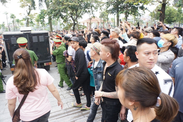 Phiên tòa thu hút sự quan tâm của người dân, đặc biệt có sự xuất hiện của nhiều thành phần giang hồ chuyên livestream trên mạng xã hội.