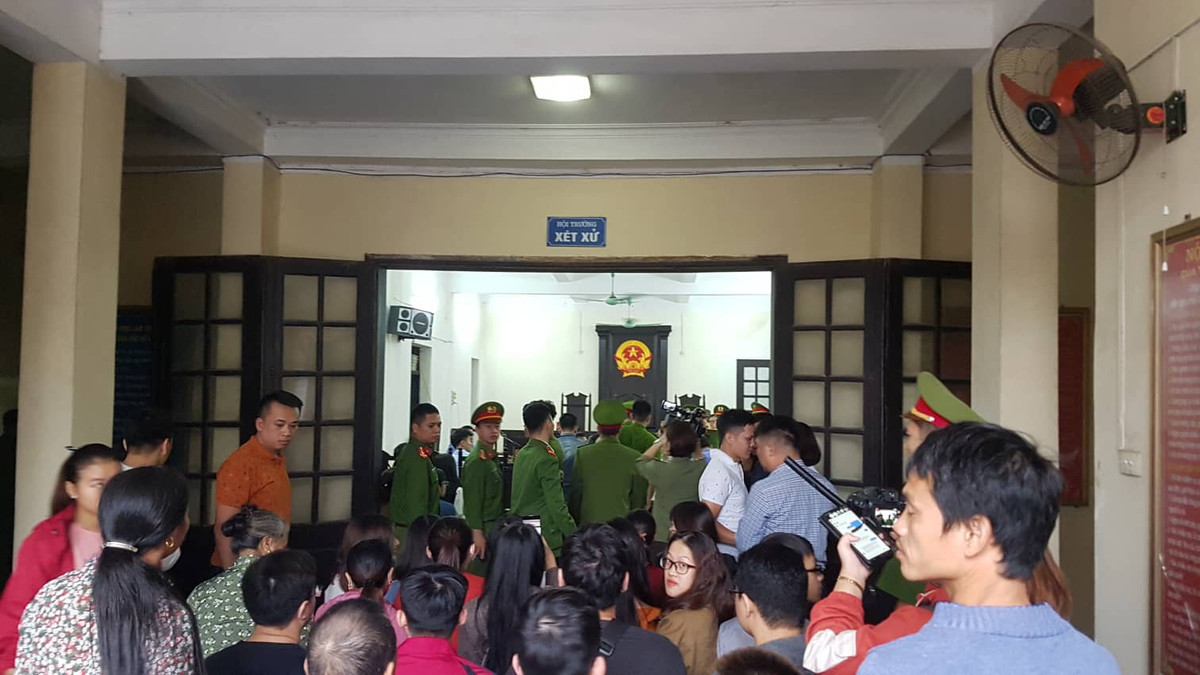 Mặc dù có công việc ổn định, nhưng vì lòng tham, muốn kiếm tiền nhanh chóng, không phải bỏ công sức, cùng với sự thiếu tu dưỡng nên đã đưa các bị cáo vào con đường phạm tội. 