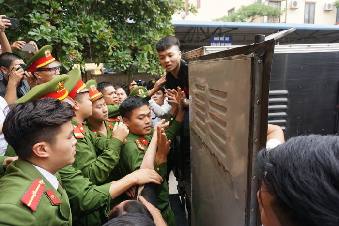 Sau khi nhận bản án thích đáng, thái độ của Khá đã không còn ngạo nghễ như khi đến tòa.