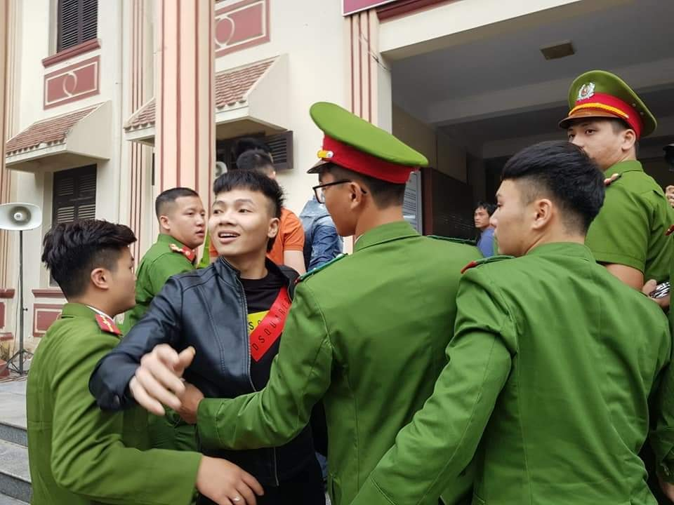 Nhiều người cho rằng bản án cho các bị cáo là thích đáng. Tuy nhiên, vấn đề được dư luận bàn tán là thái độ của các bị cáo khi đến tòa, đối diện với bản án vì những hành vi sai trái pháp luật do mình gây ra.