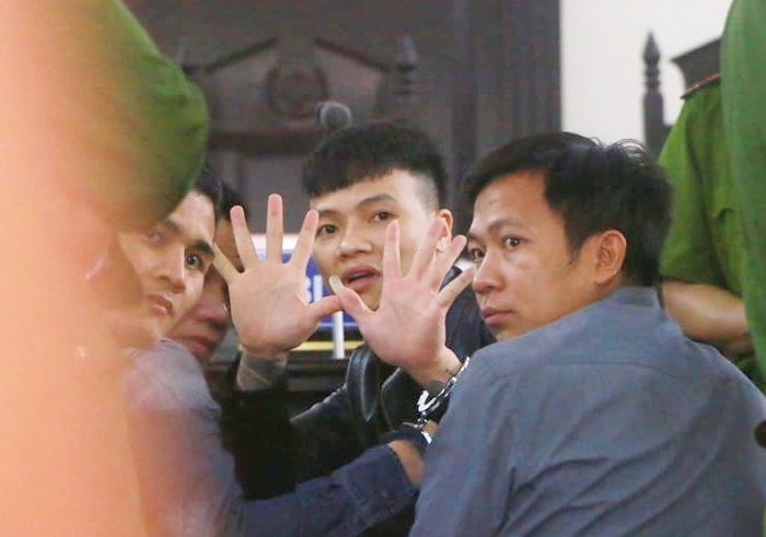 Khá giờ 10 đầu ngón tay quay lại phía người thân sau khi tòa tuyên án.