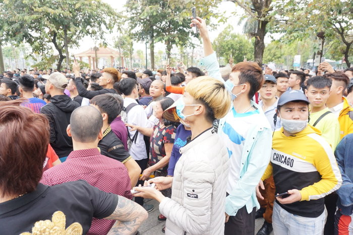 Rất nhiều người tụ tập ngoài tòa để phát trực tiếp lên mạng xã hội vì hiếu kỳ.