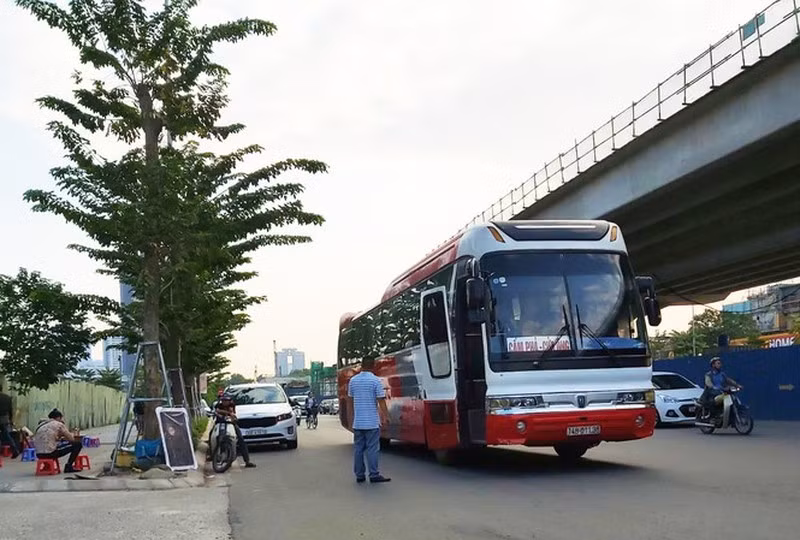 CSGT Doi 6 noi gi vu nghi van chu quan tra da “thu phi” xe khach