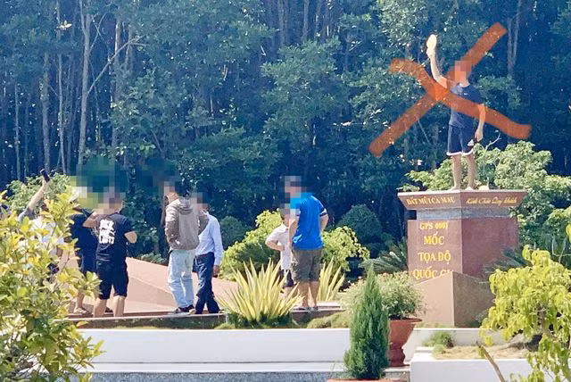 Chup anh phan cam tren cot moc quoc gia: Dinh chi huong dan vien 