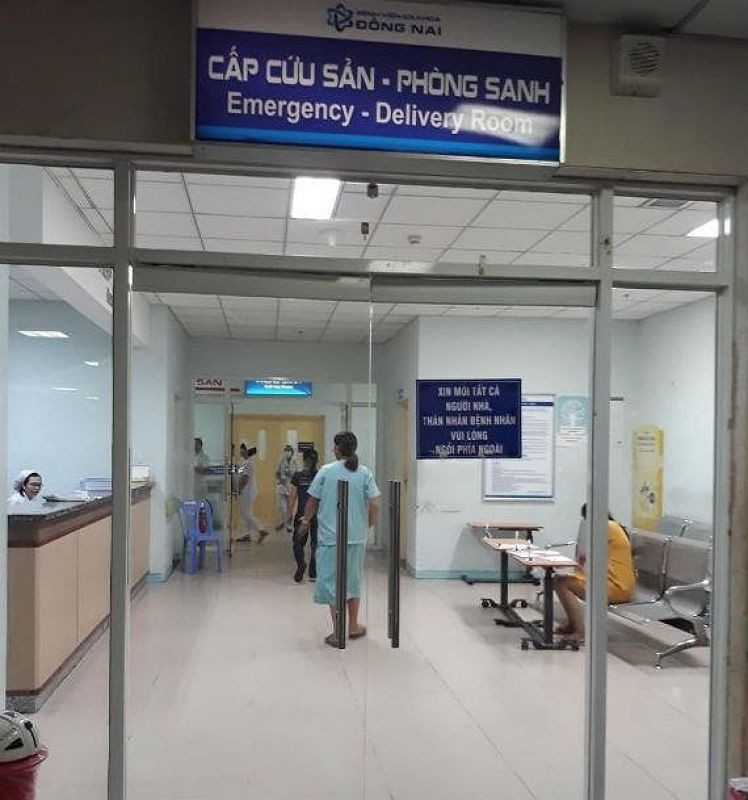 Trong lúc bộ phận kỹ thuật bệnh viện chưa đến xử lý sự cố thì Luân xông vào phòng cấp cứu của Khoa sản và kéo bác sĩ Nguyễn Lan Hương (26 tuổi) ra gây sự, đấm thẳng vào mặt. Nữ bác sĩ choáng váng và la lớn. Những người gần đó phải đến can ngăn vụ việc, đưa nữ bác sĩ vào phòng chăm sóc vết thương. 