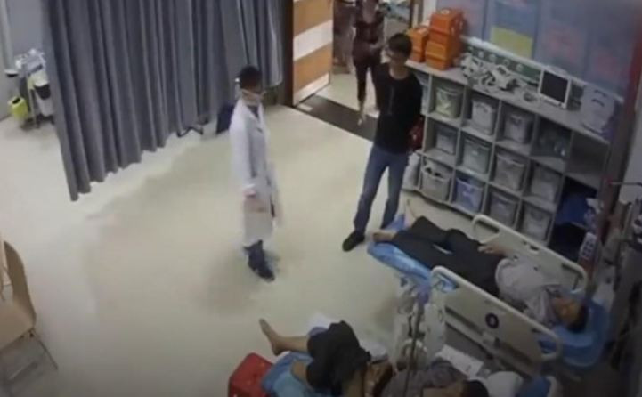 Theo thạc sĩ, bác sĩ Nguyễn Hồng Trường, Giám đốc BVĐK thành phố Vinh (Nghệ An), sự việc xảy ra tại khoa Nhi của bệnh viện. Bác sĩ bị hành hung là bác sĩ Nguyễn Huy Hướng, một bác sĩ trẻ mới ký hợp đồng với bệnh viện. Bác sĩ Trường cũng cho biết thêm sau khi sự việc xảy ra, bác sĩ Hướng đã nhập viện điều trị, bệnh viện đã cử người đến thăm hỏi động viên để ổn định tinh thần.