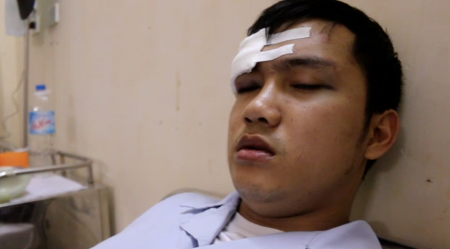 Sau khi được điều dưỡng đưa bệnh nhân vào buồng bệnh và cặp nhiệt độ, bác sĩ Nguyễn Đình Phi thăm khám, bất ngờ từ phía sau có tiếng chửi bới, một người đàn ông xưng là cha cháu Đạt xông đến túm cổ áo bác sĩ Phi, đấm thẳng vào mặt, làm bác sĩ bị vỡ kính, choáng váng ngã xuống sàn nhà.