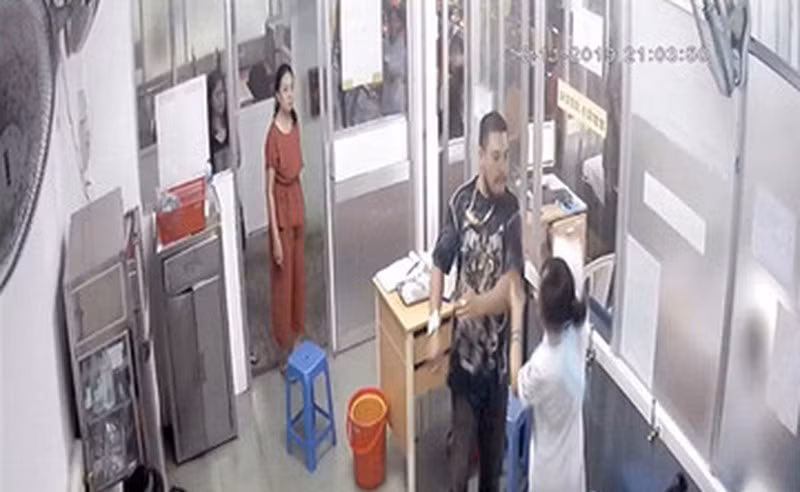 Bi chem, danh gay quai ham, bac si Viet thanh nghe nguy hiem the nao?