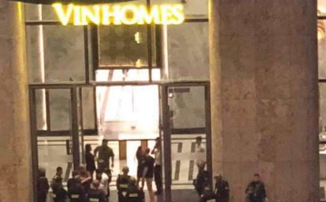  Chủ tịch ngáo đá chém người đàn ông rồi cố thủ nhiều giờ: Ngày 30/10, Công an quận Bình Thạnh, TPHCM cho biết, 1 nam thanh niên 9X nghi ngáo đá dùng hung khí chém trọng thương 1 người đàn ông ở tòa nhà Landmark 81. Theo điều tra, chiều tối cùng ngày, nam thanh niên 9X sống tại căn hộ ở tầng 43 tòa nhà Landmark 81 tầng có biểu hiện la hét nghi ngáo đá.