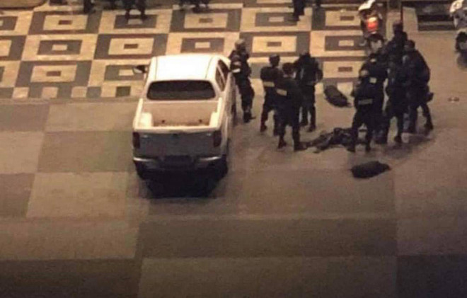 Một lúc sau, thanh niên 9X dùng hung khí chém bị thương một người đàn ông. Sự việc được báo cho công an. Lực lượng an ninh tòa nhà và công an có mặt nhưng người này không hợp tác mà cố thủ suốt nhiều giờ. Đến 21h30 cùng ngày, công an mới khống chế được nam thanh niên và đưa về công an phường để làm việc.