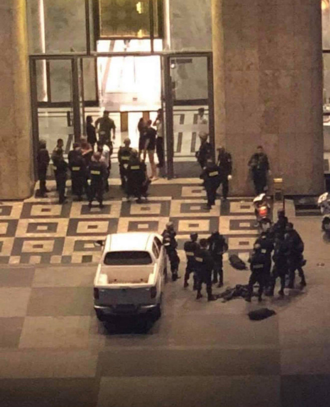 Thanh niên ngáo đá được xác định, Nguyễn Hoàng Phi Đạt (29 tuổi, ngụ quận Bình Thạnh) Đạt là chủ tịch 1 công ty có trụ sở tại toà nhà Landmark thuộc Vinhomes Central Park. Kiểm tra nhanh, Đạt dương tính với chất ma tuý.