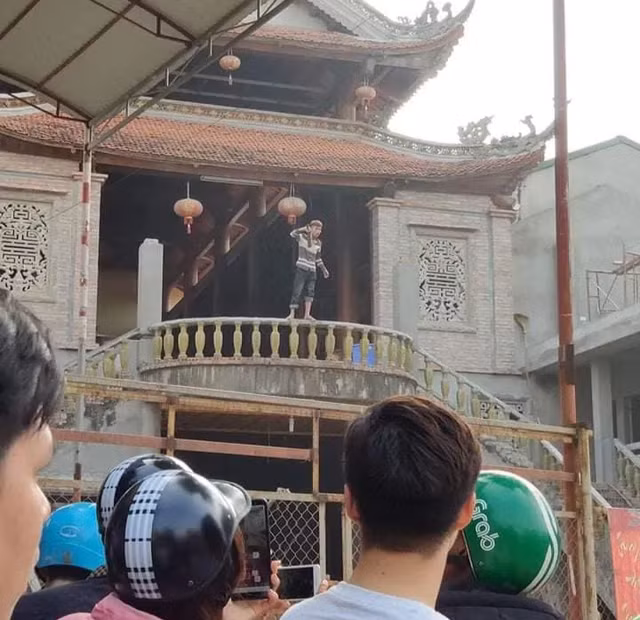 Đến khoảng 14h chiều cùng ngày, đối tượng trên đã được lực lượng chức năng khống chế và đưa xuống dưới đất an toàn.