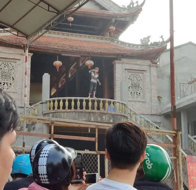 Đến khoảng 14h chiều cùng ngày, đối tượng trên đã được lực lượng chức năng khống chế và đưa xuống dưới đất an toàn.