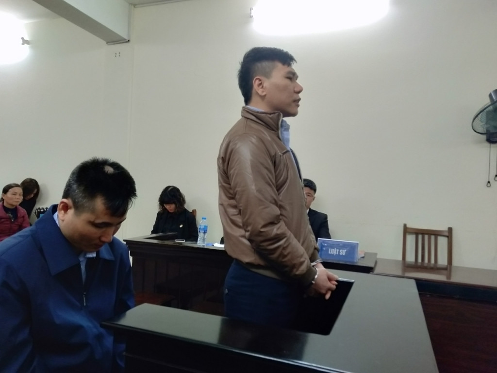 Tưởng chị H bị ma nhập nên nam ca sĩ này đã chạy xuống dưới nhà mua tỏi và nhét liên tục vào miệng chị H, khiến nữ 9x này tử vong do tắc đường hô hấp. Qua khám nghiệm tử thi, cơ quan chức năng kết luận, tổng cộng có 33 nhánh tỏi, củ tỏi trong khoang miệng chị H. Châu Việt Cường nhanh chóng bị đưa về cơ quan công an để điều tra làm rõ về tội danh sử dụng ma túy và giết người. Xem thêm video: Tâm sự của người bị thanh niên ngáo đá khống chế. Nguồn: VTC 1.