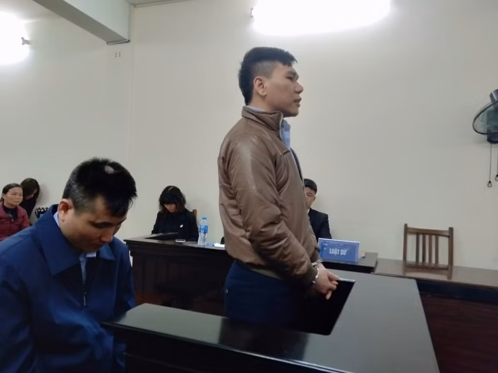 Tưởng chị H bị ma nhập nên nam ca sĩ này đã chạy xuống dưới nhà mua tỏi và nhét liên tục vào miệng chị H, khiến nữ 9x này tử vong do tắc đường hô hấp. Qua khám nghiệm tử thi, cơ quan chức năng kết luận, tổng cộng có 33 nhánh tỏi, củ tỏi trong khoang miệng chị H. Châu Việt Cường nhanh chóng bị đưa về cơ quan công an để điều tra làm rõ về tội danh sử dụng ma túy và giết người. Xem thêm video: Tâm sự của người bị thanh niên ngáo đá khống chế. Nguồn: VTC 1.