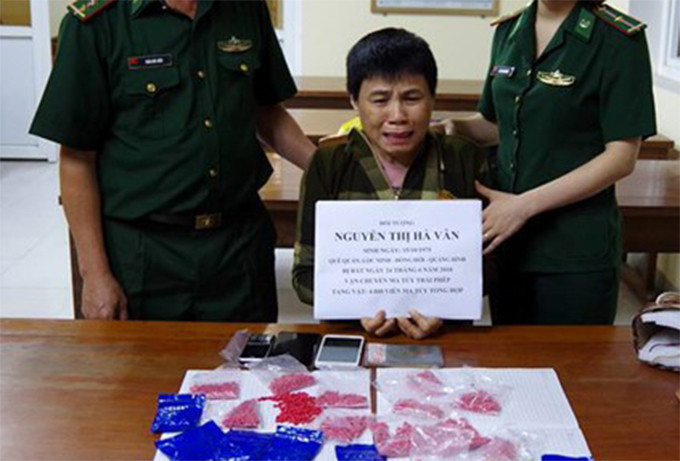  Người phụ nữ giấu hàng nghìn viên ma túy trong 'vùng kín': Khoảng 18h ngày 24/6/2018, Đồn biên phòng Cửa khẩu Cầu Treo (Hà Tĩnh) kiểm tra xe khách mang biển số Lào có dấu hiệu khả nghi. Trên chiếc xe này, nhà chức trách phát hiện Nguyễn Thị Hà Vân (43 tuổi, quê Quảng Bình) cất dấu 4.800 viên ma túy tổng hợp trong "vùng kín", ngực, quầầ, tất, giày và valy.