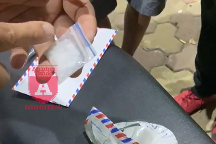 Đấu tranh tại chỗ, đối tượng đã thừa nhận đó là ma túy đá của anh ta. Danh tính đối tượng này được làm rõ là Nguyễn Kim Hùng (SN 2000). Lái xe mặc áo Grab đi cùng Hùng là Nguyễn C (SN 1999). Cả 2 đối tượng này cùng trú tại khu 2, xã Tiên Lương, huyện Cẩm Khê, tỉnh Phú Thọ. Sau khi bị làm rõ hành vi tàng trữ ma túy, Hùng đã phải thừa nhận rằng, anh ta nghĩ ngồi sau lái xe máy mặc áo Grab thì sẽ "an toàn", khó bị cảnh sát phát hiện.