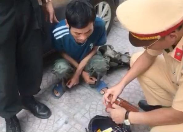 Tới 14h30, tổ công tác phát hiện Nguyễn Văn Hải (SN 1984, trú tại tỉnh Nghệ An). Hải là đối tượng đã có 1 tiền án (8 năm tù) về tội tàng trữ trái phép chất ma túy, và bị mắc HIV đi xe máy có biểu hiện nghi vấn, nên đã tiến hành dừng xe để kiểm tra. Khi đi vào khu vực đóng chốt, người này liên tục hỏi rằng "tôi đã đội mũ bảo hiểm đầy đủ, vì sao vẫn bị dừng xe?", đồng thời thể hiện thái độ bồn chồn, lo lắng.