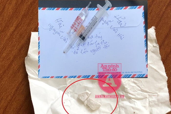 Trong quá trình kiểm tra, trinh sát phát hiện người này có kim tiêm, ống nước cất và dao lam trong tư trang. Bằng biện pháp nghiệp vụ, trinh sát tiếp tục phát hiện đối tượng tàng trữ một gói chất bột màu trắng ở quần trong, dù người này giấu rất sâu và kỹ. Đấu tranh tại chỗ, đối tượng thừa nhận đây là heroin, do anh ta mua về để sử dụng.