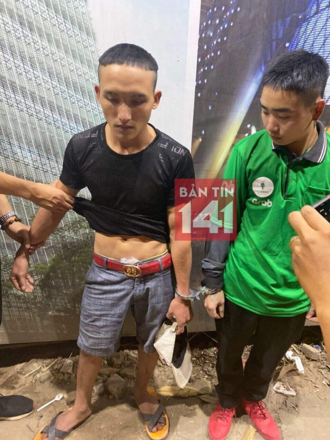 Mới đây là vụ người đàn giấu ma túy trong cạp quần đụng ngay chốt 141: Đội CSGT số 15, Phòng CSGT - CATP Hà Nội đang thực hiện nhiệm vụ tại đường Lạc Long Quân (phường Phú Thượng, quận Tây Hồ). Tổ công tác phát hiện 2 nam thanh niên đi trên 1 xe máy có biểu hiện nghi vấn, nên tiến hành dừng xe để kiểm tra.