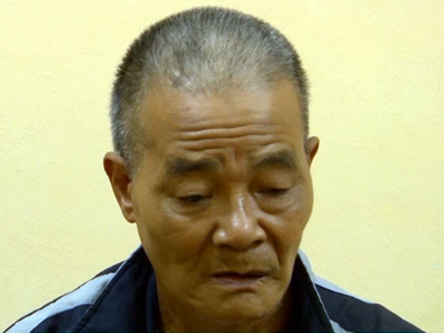 Trước biểu hiện bất thường của đối tượng, các trinh sát dày dặn kinh nghiệm đã yêu cầu Quảng đứng thẳng và lấy trong quần phía vùng kín một gói nilon, bên trong đựng cục heroin. Đối tượng Quảng khai nhận, khi thấy tổ công tác đang khám xét, đã giả vờ đau bụng để giấu gói heroin cất ở gầm cầu thang.