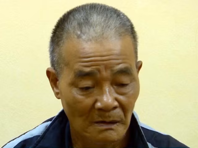 Trước biểu hiện bất thường của đối tượng, các trinh sát dày dặn kinh nghiệm đã yêu cầu Quảng đứng thẳng và lấy trong quần phía vùng kín một gói nilon, bên trong đựng cục heroin. Đối tượng Quảng khai nhận, khi thấy tổ công tác đang khám xét, đã giả vờ đau bụng để giấu gói heroin cất ở gầm cầu thang.