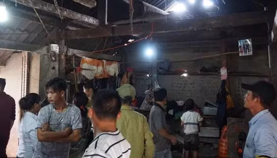 Căn nguyên dẫn đến vụ việc nhiều khả năng do ghen tuông. Trên tường nhà khi lực lượng chức năng khám nghiệm phát hiện nhiều bảng chữ anh Nam để lại với nhiều nội dung trong đó có câu hận vợ…