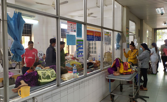 Do vết thương quá nặng, ông T được chuyển lên Bệnh viện đa khoa Cà Mau điều trị với sự giám sát của lực lượng công an. Theo kết quả khám nghiệm hiện trường, bà Ph tử vong do sốc, mất máu 12 vết dao đâm...