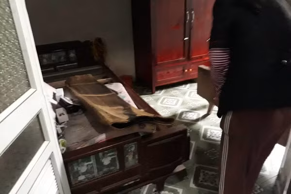 Tại cơ quan điều tra, Cường khai bị mất bình tĩnh, trong lúc nóng giận đã ra tay sát hại vợ. Bà Phạm Thị Ngần (52 tuổi, họ hàng gia đình nạn nhân P.) kể: “Cường thi thoảng mới về thăm nhà vợ, lần nào về cũng chỉ nằm ở nhà. Nó ít nói, ít giao tiếp. Khi mọi người có mặt, nó bảo ông nội vợ là "ông ơi cháu giết vợ cháu rồi, ông báo Công an đi".