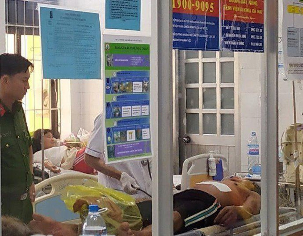 Sau khi phát hiện vợ tử vong, ông T uống thuốc diệt chuột và dùng dao đâm vào ngực mình để tự tử. Sự việc được người thân trong gia đình phát hiện và đưa ông T đến Trung tâm Y tế huyện Thới Bình cấp cứu.