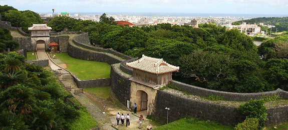 Bao quanh lâu đài còn có những bức tường đá trải dài. (Ảnh: Tokyo)