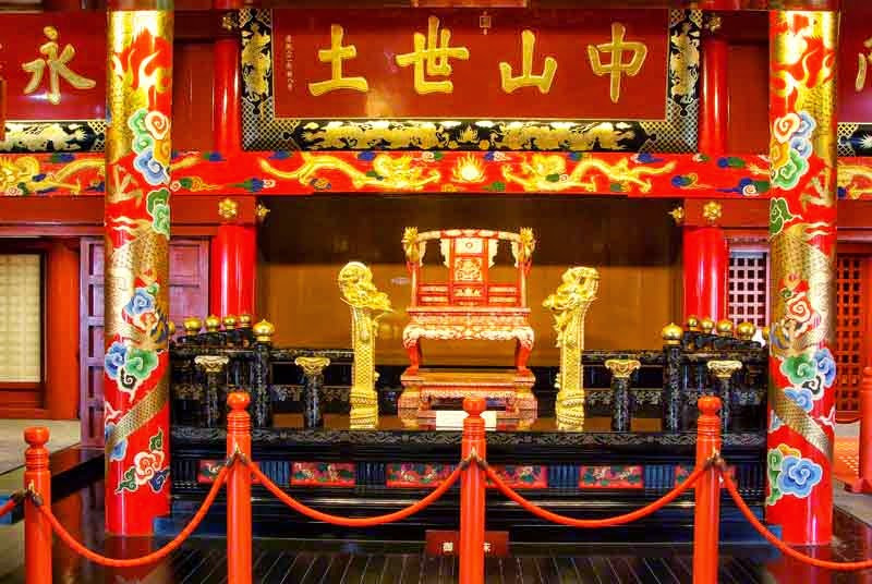 Trong cuộc nội chiến Okinawa năm 1945, lâu đài Shuri gần như bị phá hủy hoàn toàn và được xây lại trên tàn tích của chính nó vào năm 1950. (Ảnh: Ryukyulife)