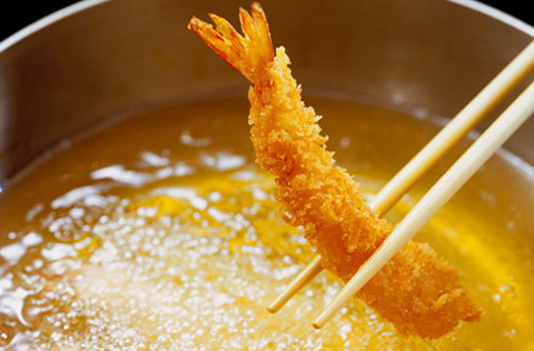 Cụ thể, dầu ăn khi đun nóng trên 180 độ C sẽ làm phá vỡ chất dinh dưỡng có trong nó. Ảnh nguoitieudung.