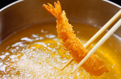 Cụ thể, dầu ăn khi đun nóng trên 180 độ C sẽ làm phá vỡ chất dinh dưỡng có trong nó. Ảnh nguoitieudung.