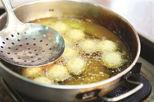 Đây là thói quen sai lầm vì không phải loại dầu ăn nào cũng đáp ứng đầy đủ những chất mà cơ thể cần. Ảnh webtretho.