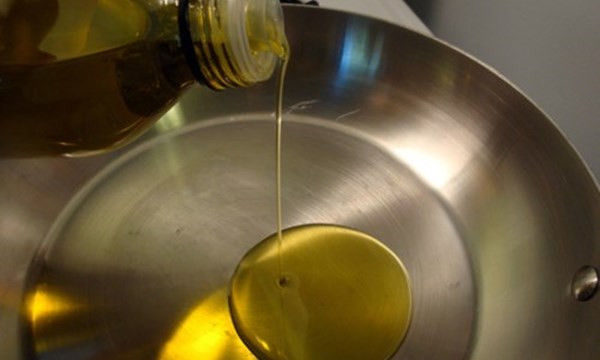 Trong khi đó, nhiều bà nội trợ lại chờ dầu sôi đến bốc khói mới cho thức ăn vào để chiên, xào khiến dầu biến chất sinh ra các chất độc hại. Ảnh blogspot.