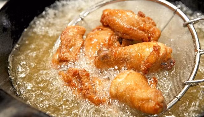 Nhiều người có thói quen tận dụng dầu ăn thừa từ những lần đun nấu trước để “tái sử dụng” nhưng đây là cách tiết kiệm gây hại cho cơ thể. 