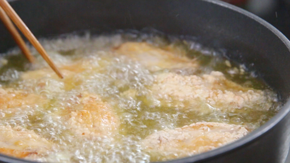 Bên cạnh đó, nhiều người quan niệm mỡ động vật chứa nhiều cholesterol không tốt cho sức khỏe nên sử dụng hoàn toàn dầu ăn thay cho mỡ. Ảnh ohgaran.