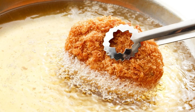 Thay vào đó, bạn nên thường xuyên thay đổi nhiều loại dầu ăn khác nhau sẽ có lợi cho sức khỏe hơn. Ảnh bestie.