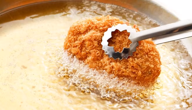 Thay vào đó, bạn nên thường xuyên thay đổi nhiều loại dầu ăn khác nhau sẽ có lợi cho sức khỏe hơn. Ảnh bestie.