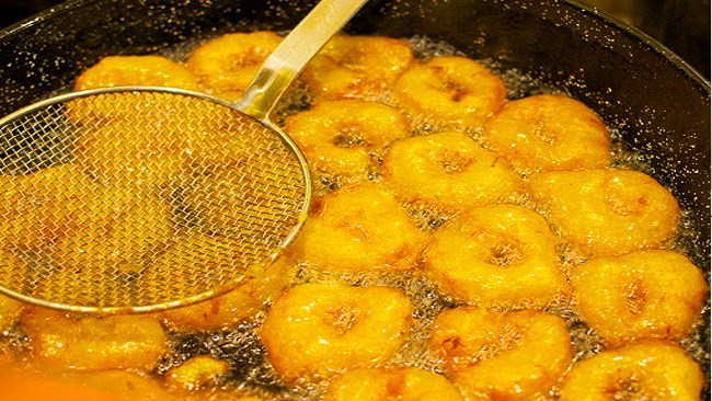 Đồng thời, dầu ăn bị đun nóng quá sẽ sản sinh ra các chất độc là nguyên nhân dẫn tới ung thư trực tràng, ung thư gan, phổi, vú. Ảnh meogiadinhhay.