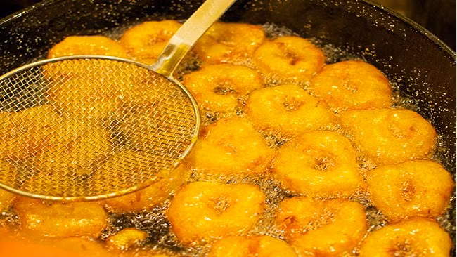 Đồng thời, dầu ăn bị đun nóng quá sẽ sản sinh ra các chất độc là nguyên nhân dẫn tới ung thư trực tràng, ung thư gan, phổi, vú. Ảnh meogiadinhhay.