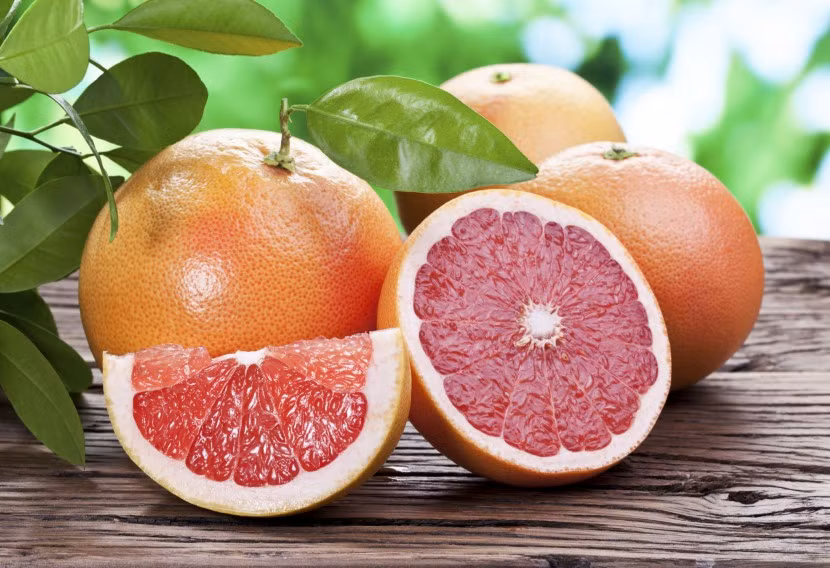 Trong bưởi còn chứa nhiều thành phần dinh dưỡng khác như glucoxit, caroten, vitamin, canxi, phốt pho rất tốt cho những người mắc bệnh tim mạch, béo phì. Ảnh camnang.