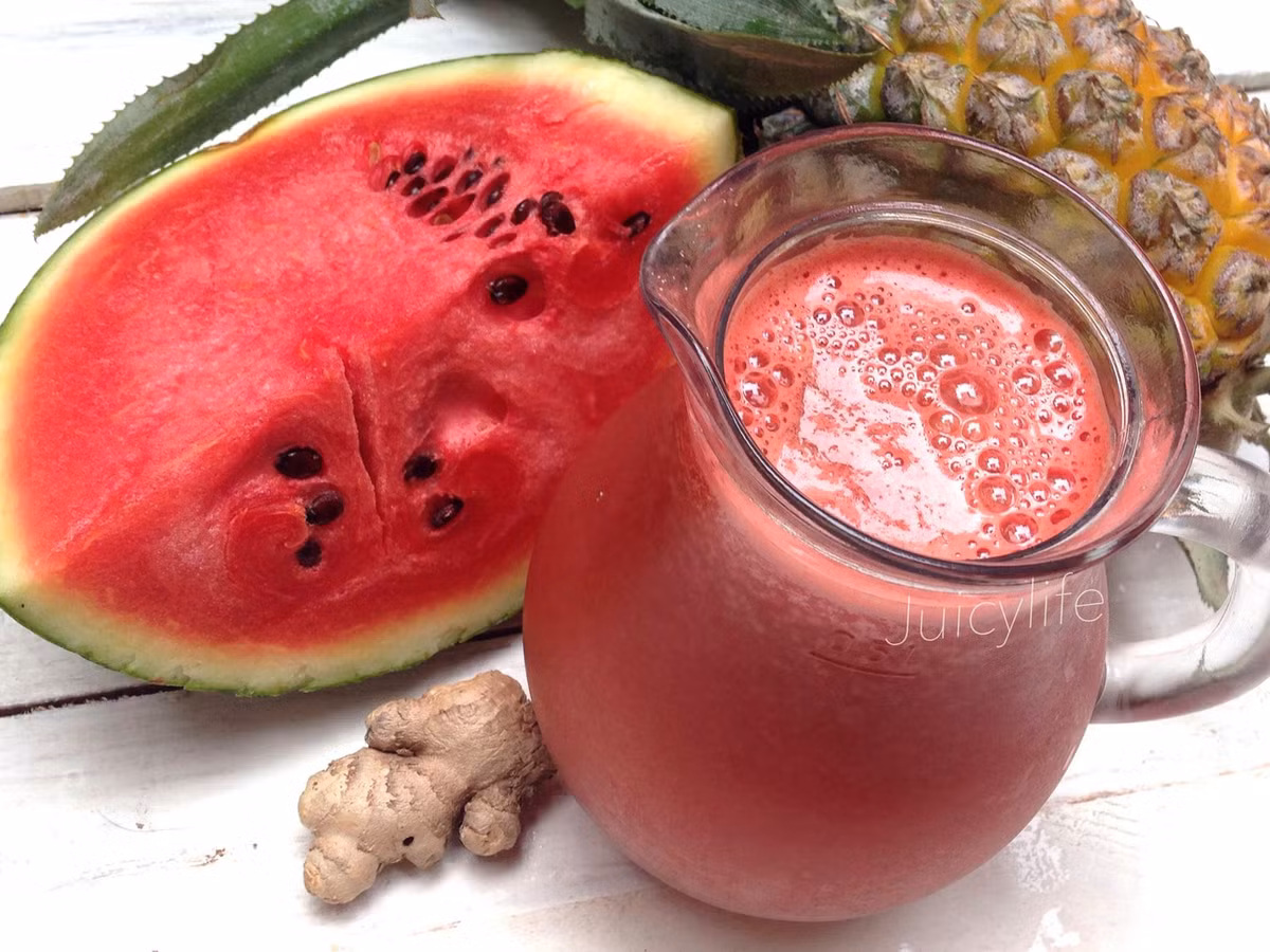 Dưa hấu là loại quả quen thuộc có tác dụng làm giảm sự thèm ăn, đồng thời đốt cháy mỡ bụng không mong muốn. Ảnh juicylife.