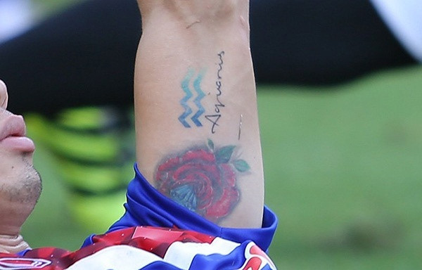 Ở dưới cánh tay trái, tuyển thủ xứ Nghệ xăm hình bông hoa hồng và kim cương khá lớn, bên cạnh đó là biểu tượng cung hoàng đạo của anh chàng - Aquarius (cung Bảo Bình). Nhiều người đồn đoán hình ảnh đóa hoa hồng liên quan tới tình cũ Hòa Minzy vì Rose là biệt danh của cô nàng. Tuy nhiên chia sẻ về hình xăm này, Công Phượng tiết lộ, hoa hồng thể hiện sự yêu thương mọi người còn kim cương thể hiện cho sự bền vững, giàu sang và đó cũng là ước mơ trong tương lai của anh.