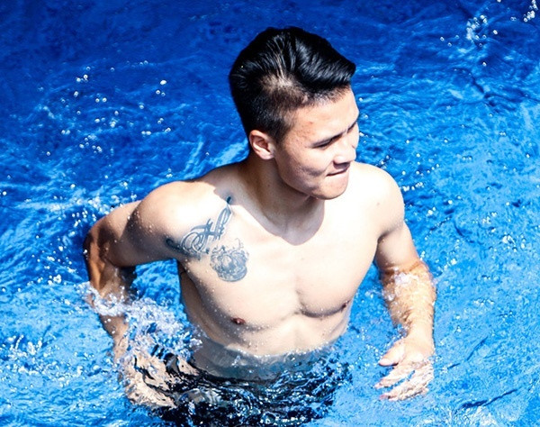 Quang Hải có 2 hình xăm lớn trên bả vai phải, một là tên anh chàng viết cách điệu, một là hình chiếc vương miện của đức vua.