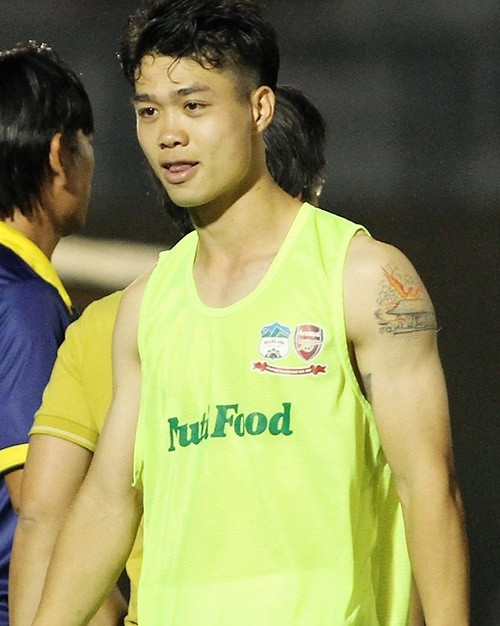 Xăm mình là một trong các thú vui của Công Phượng, tiền đạo U23 Việt Nam. Anh chàng có nhiều hình xăm độc đáo khắp cơ thể. Trên bắp tay trái của chàng tiền đạo đội tuyển U23 xăm hình ngôi nhà ở quê và chim phượng hoàng, gợi nhớ về nguồn cội cũng như việc đi lên từ khốn khó.