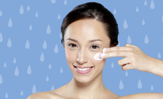 Theo thông tin từ Hiệp hội Ung thư da Quốc tế, những đám mây chỉ chặn được khoảng 20% tia UV - vì vậy vào một ngày nhiều mây, da của bạn vẫn phải tiếp xúc với 80% các tia UV và những hiệu ứng khắc nghiệt từ ánh nắng mặt trời. Vì vậy, bạn không nên bỏ qua bước bảo vệ da với kem chống nắng trong ngày mưa hay nhiều mây âm u.